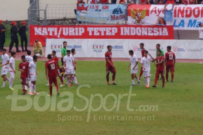 Para pemain timnas Indonesia dan Myanmar bersaing dalam perebutan medali perunggu SEA Games 2017 di Stadion Selayang, Selasa (29/8/2017). 