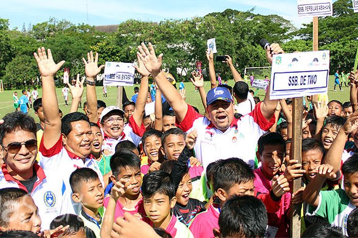 Kadisporasu Baharoddin Siregar berpose bersama peserta Piala Menpora di U-12  yang berlangsung di lapangan sepak bola Fisip USU.