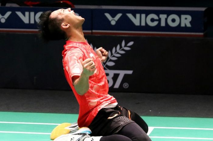 Pebulu tangkis tunggal putra Indonesia, Ihsan Maulana Mustofa, melakukan selebrasi setelah mengalahkan Lee Zii Jia pada partai ketiga melawan Malaysia dengan 21-11, 21-11 di Axiata Arena, Bukit Jalil, Kamis (24/8/2017).