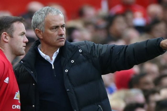  Jose Mourinho dan Wayne Rooney dalam laga Premier League antara Man United menjamu Stoke City di Old Trafford, Manchester (2/10/2016). 