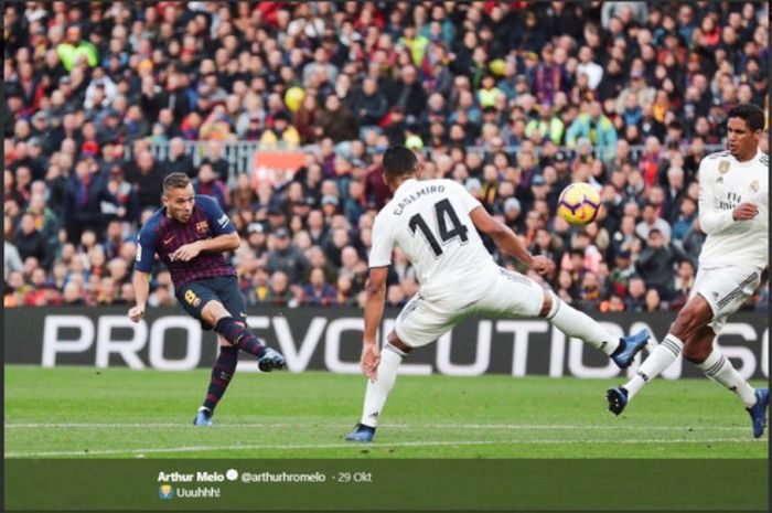 Aksi gelandang Barcelona, Arthur Melo, pada laga Liga Spanyol bertajuk El Clasico melawan Real Madrid.