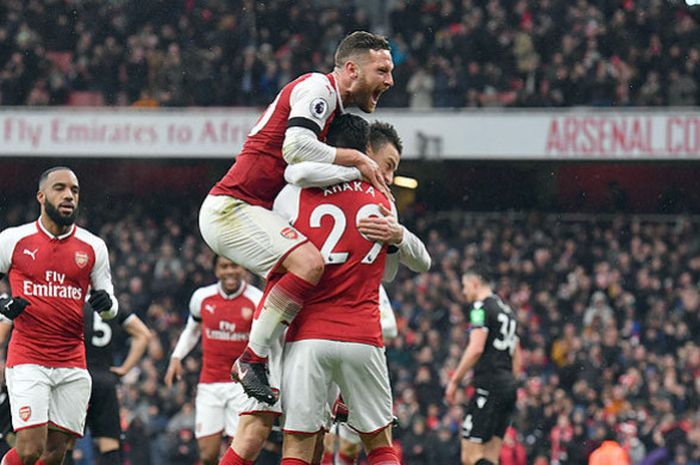 Bek Arsenal, Laurent Koscielny, merayakan gol bersama rekan setimnya, Granit Xhakadan Shkodran Mustafi, seusai membobol gawang Crystal Palace  dalam laga lanjutan Liga Inggris 2017-2018 di Stadion Emirates, London, pada 20 Januari 2018.