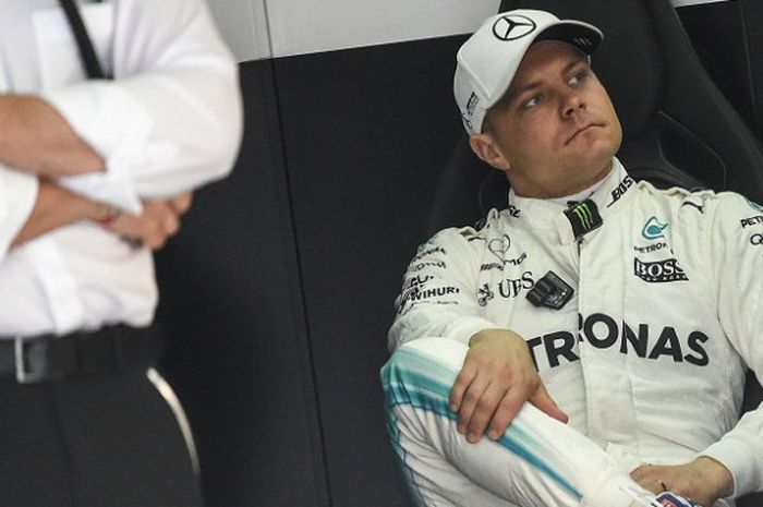 Pebalap Mercedes, Valtteri Bottas, berada di garasi timnya pada sesi latihan pertama (P1) GP Malaysia di Sirkuit Internasional Sepang, Jumat (29/9/2017).