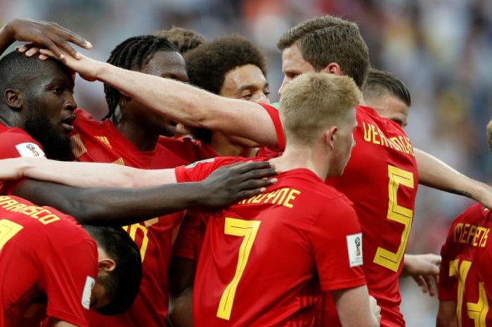 Striker timnas Belgia, Romelu Lukaku (kiri), merayakan gol ke gawang Panama bersama rekan setimnya dalam laga Grup G Piala Dunia 2018 di Fisht Stadium, Sochi, 18 Juni 2018.