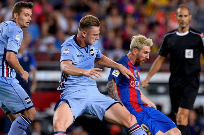 Bek Sampdoria, Milan Skriniar, berduel dengan megabintang FC Barcelona, Lionel Messi, dalam laga Joan Gamper Trophy di Stadion Camp Nou, Barcelona, Spanyol, pada 10 Agustus 2016.