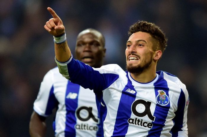 Bek FC Porto, Alex Telles (kanan), merayakan gol yang dia cetak ke gawang AS Monaco dalam laga Grup G Liga Champions di Stadion Dragao, Porto, Portugal, pada 6 Desember 2017.