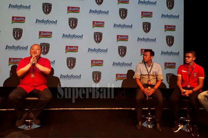 CEO Bali United, Yabes Tanuri, memperkenalkan PT Indofood Sukses Makmur Tbk, sebagai sponsor utama untuk kompetisi Asia di Senayan, Jakarta Pusat, Selasa (9/1/2018).