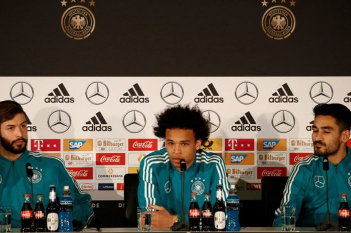  Gelandang Jerman, Leroy Sane (tengah), berbicara dalam konferensi pers di Berlin, Jerman, pada 25 Maret 2018. 