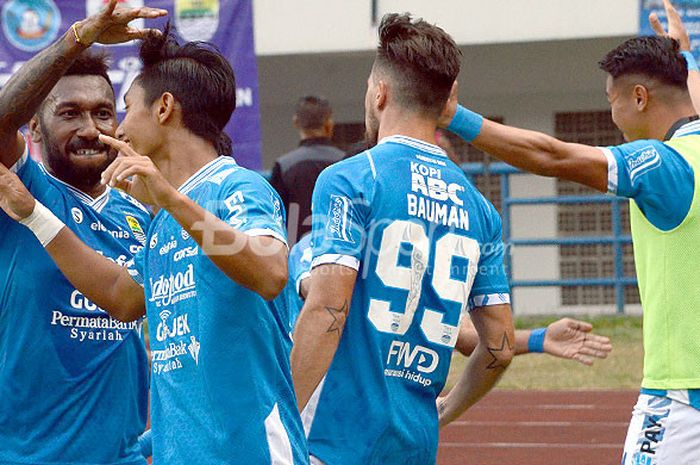 Pemain Persib Bandung merayakan kemenangan atas Sriwijaya FC pada laga pekan ke-19 di Stadion Gelora Bandung Lautan Api, Bandung, pada Sabtu (4/8/2018).