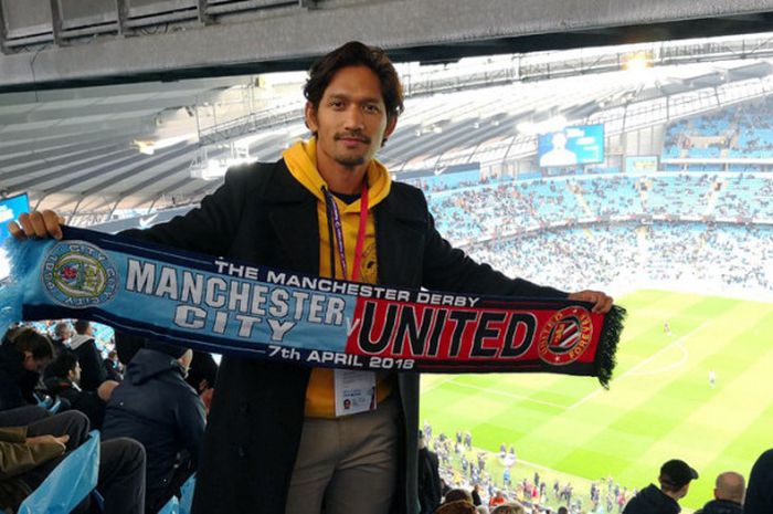 Ibnu Jamil di dalam Stadion Etihad menyaksikan laga derbi Manchester City vs Manchester United pada 7 April 2018.