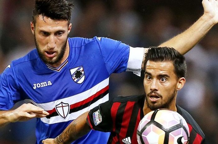 Bek Sampdoria, Vasco Regini (kiri), berebut bola dengan gelandang AC Milan, Suso, dalam laga lanjutan Serie A 2016-2017 di Stadion Luigi Ferraris, Genoa, (16/9/2016).