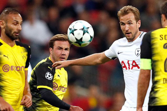 Striker Tottenham Hotspur, Harry Kane (kedua dari kanan), dikepung pemain Borussia Dortmund dalam laga Grup H Liga Champions 2017-2018 di Stadion Wembley, London, pada 13 September 2017.