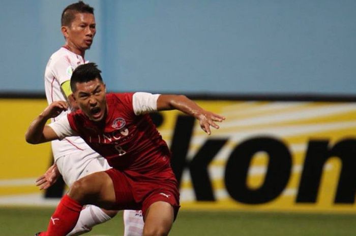  Gelandang serang Home United, Song Ui-young saat dihadang bek sekaligus kapten Persija, Ismed Sofyan (belakang) pada laga leg pertama semifinal Piala AFC 2018 untuk zona ASEAN di Stadion Jalan Besar, Singapura, 8 Mei 2018.  