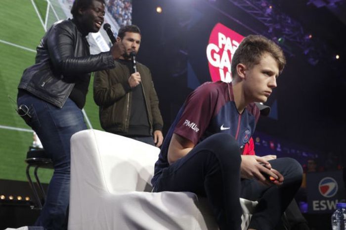 Pemain asal Prancis, Lucas 'DaXe' Cuillerier dari tim esports PSG bersaing lawan pemain Jerman dari tim FC Basel di final ESWC FIFA 18 Challenge di Paris, Prancis, pada 5 November 2017.