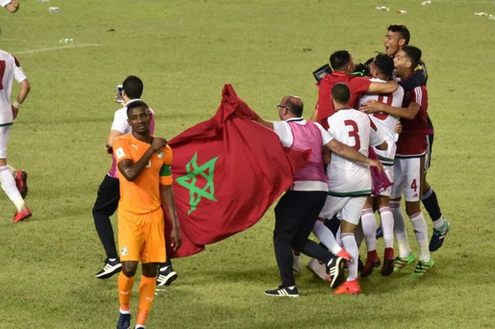 Para pemain tim nasional Maroko merayakan keberhasilan mereka lolos ke Piala Dunia 2018 setelah mengalahkan Pantai Gading dengan skor 2-0 di matchday terakhir Grup C di Stadion Felix Houphouet-Boigny, Abidjan, Pantai Gading, pada Sabtu (11/11/2017).