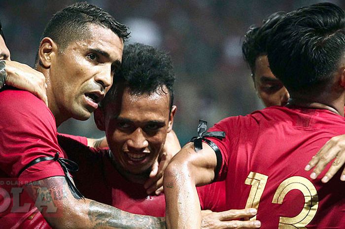            Striker timnas Indonesia, Beto Goncalves (kiri), merayakan gol saat melawan Myanmar pada laga uji coba di Stadion Wibawa Mukti, Cikarang, Jawa Barat. Rabu (10/10/18).           