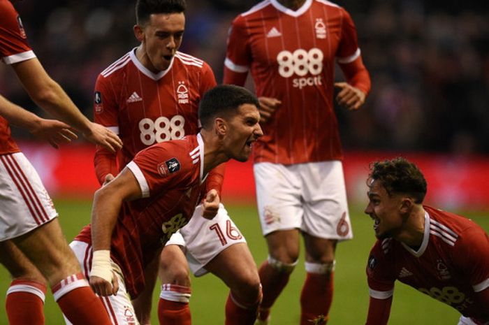 Selebrasi bek Nottingham Forest, Eric Lichaj (tengah), seusai mencetak gol pertama ke gawang Arsenal dalam laga ronde ketiga Piala FA 2017-2018 di Stadion The City Ground, Nottingham, Inggris, pada Minggu (7/1/2018).