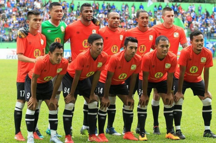 Para pemain Barito Putera pose bersama sebelum dijamu Arema FC pada uji coba di Stadion Gajayana, Kota Malang, Minggu (14/1/2018) sore.