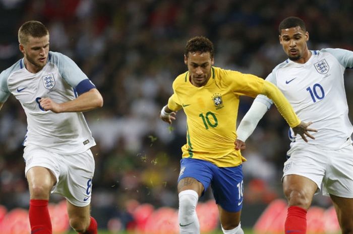 Striker Brasil, Neymar (tengah), berduel dengan gelandang Inggris, Eric Dier (kiri) dan Ruben Loftus-Cheek, dalam laga persahabatan di Stadion Wembley, London, pada 14 November 2017.