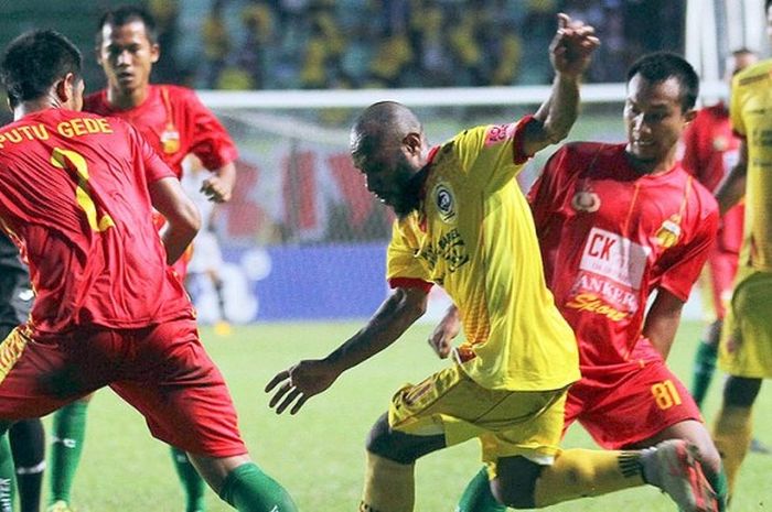 Gelandang Bhayangkara FC, M. Hargianto (81), berupaya menghadang pemain sayap Sriwijaya FC, Yohanis Nabar,  dalam laga lanjutan Torabika Soccer Championship 2016 dStadion Gelora Jakabaring, Palembang, Minggu (2/10/2016) WIB.