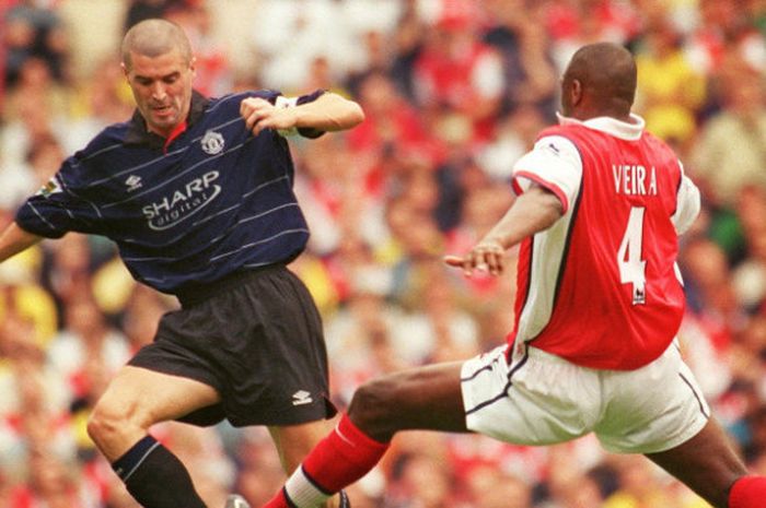 Duel Roy Keane (Manchester United) dan Patrick Vieira (Arsenal) dalam laga di Stadion Highbury pada 22 Agustus 1999