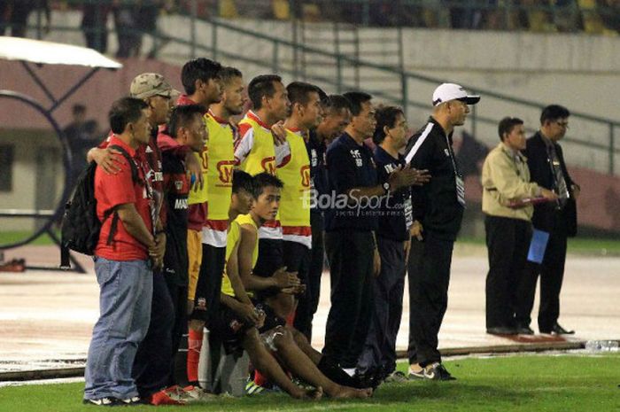 Para pemain dan staff Madura United menyaksikan adu penalti pada laga babak perempat final Piala Presiden 2018 kontra Bali United, di Stadion Manahan, Solo, Sabtu (3/2/2018).