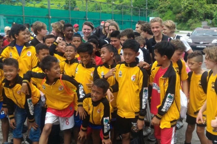 Para pemain BLiSPI Bina Sentra dan Western Australia berfoto bersama setelah keduanya bentrok di perempat final Singa Cup 2017 di The Cage Sports Park, Turf City, Singapura, pada Rabu (8/11/2017).