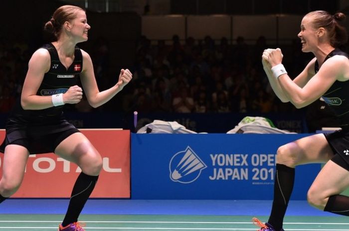 Pasangan ganda putri Denmark, Christinna Pedersen (kiri)/Kamilla Rytter Juhl, melakukan selebrasi setelah memenangi laga babak final atas Misaki Matsumoto/Ayaka Takahashi (Jepang) pada turnamen Jepang Terbuka di Tokyo, 25 September 2016.