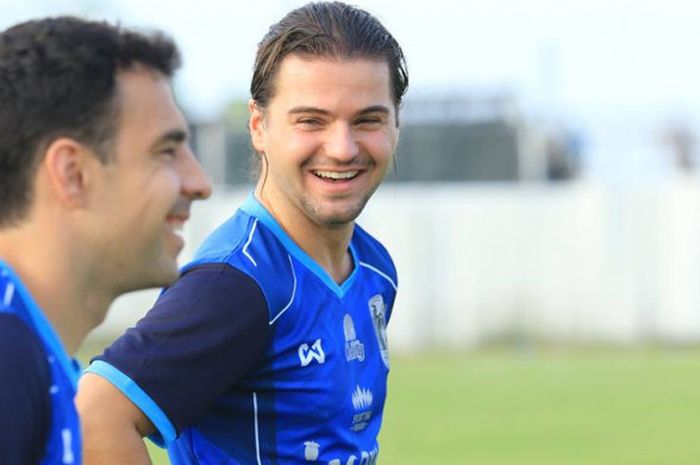 Gelandang asal Jerman, Ndriqim Halili dalam sesi latihan Angthong FC awal 2018. 