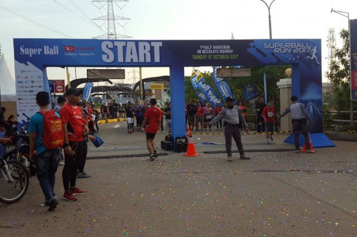 Event lari tahunan SuperBall Run 2017 diselenggarakan di tol Becakayu, Jakarta Timur, Minggu (8/10/2017).