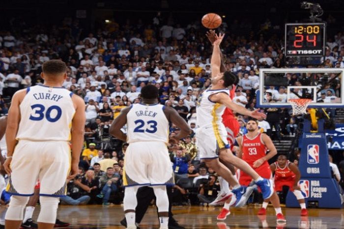 Suasana tip-off pertandingan NBA antara  Golden State Warriors (seragam putih) dan Houston Rockets (seragam merah) pada Selasa (17/10/2017) waktu Amerika Serikat.