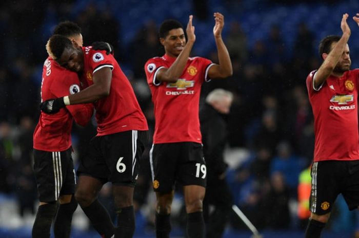 Pemain Manchester United, Jesse Lingard, Paul Pogba, Marcus Rashford, dan Juan Mata, tepuk tangan ke arah suporter seusai laga Liga Inggris kontra Everton di Stadion Goodison Park, Liverpool, pada 1 Januari 2018. 