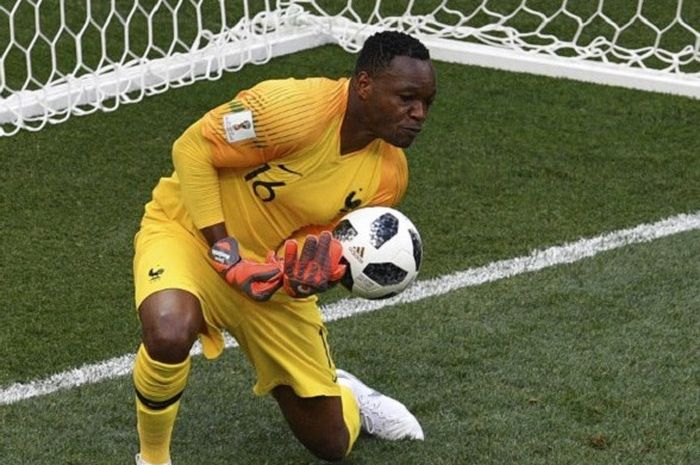 Kiper timnas Prancis, Steve Mandanda, melakukan penyelamatan saat melawan Denmark pada laga terakhir Grup C Piala Dunia 2018 di Stadion Luzhniki, Moskow, Selasa (26/6/2018)