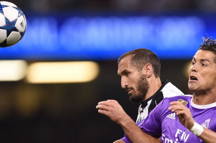 Bek Juventus, Giorgio Chiellini (kiri), berduel dengan megabintang Real Madrid, Cristiano Ronaldo, dalam laga final Liga Champions di Stadion Principality, Cardiff, Wales pada 3 Juni 2017.