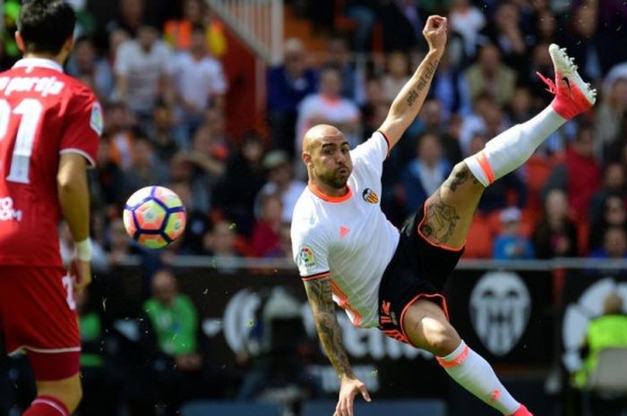 Penyerang Valencia, Simone Zaza, melepaskan tembakan akrobatik dalam partai Liga Spanyol kontra Sevilla di Stadion Mestalla, 16 April 2017.