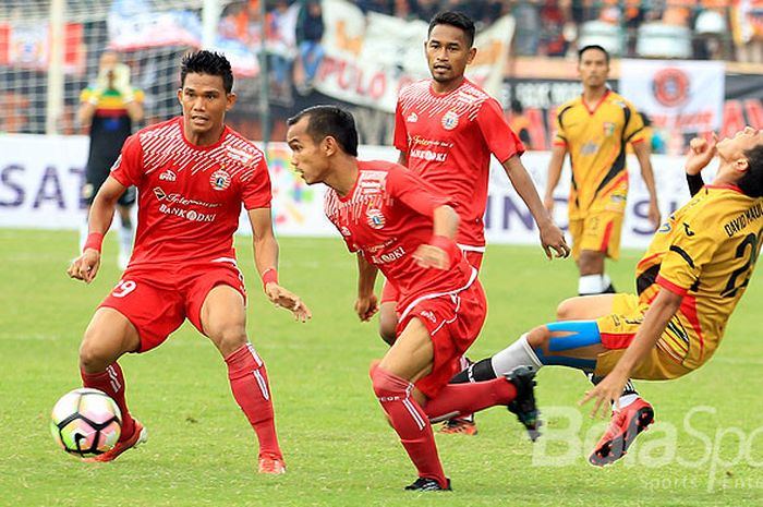 Pemain Persija Jakarta,Sandi Darma Suthe (kiri), menyaksikan usaha rekan setimnya, Riko Simanjuntak (tengah), merebut bola dari penguasaan pemain Mitra Kukar, Anindito W Erminarno (kanan), pada babak 8 Besar Piala Presiden 2018 di Stadion Manahan Solo, Jawa Tengah, Minggu (04/02/2018) sore.