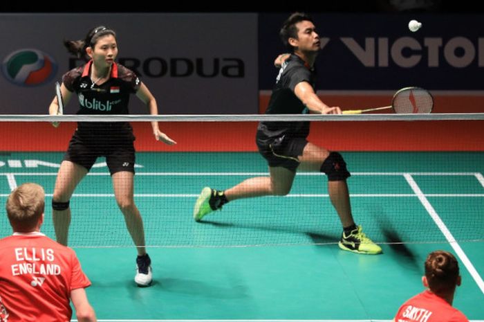 Pasangan ganda campuran nasional Indonesia, Tontowi Ahmad/Debby Susanto, saat menjalani laga melawan Marcus Ellis/Lauren Smith (Inggris) pada babak pertama Malaysia Masters 2019 di Axiata Stadium, Bukit Jalil, Kuala Lumpur, Selasa (15/1/2019).