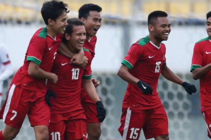            Suka cita para pemain timnas U-19 Indonesia; Muhammad Luthfi, Egy Maulana Vikri, Nurhidayat Haji Haris, Saddil Ramdani, dan Asnawi Mangkualam (dari kiri ke kanan) seusai mencetak gol ke gawang timnas U-19 Timor Leste pada laga kedua Grup F Kualifikasi Piala Asia U-19 2018 di Stadion Paju, Korea Selatan, 2 November 2017.            