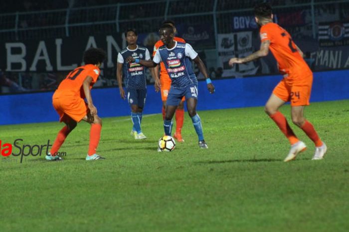 Gelandang Arema FC, Makan Konate di antara para pemain Borneo FC pada lanjutan Liga 1 2018 di Stadion Kanjuruhan, Kabupaten Malang, 11 Agustus 2018.