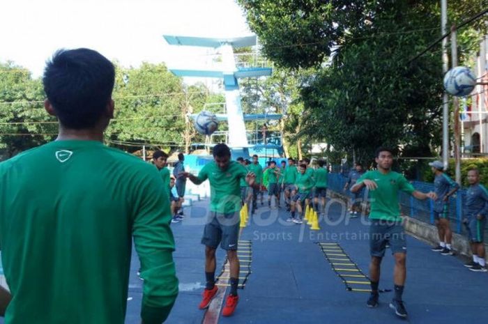 Suasana latihan timnas U-19 Indonesia di Hotel Olympic, Yangon, Myanmar, di sela-sela laga Piala AFF U-18 2017.