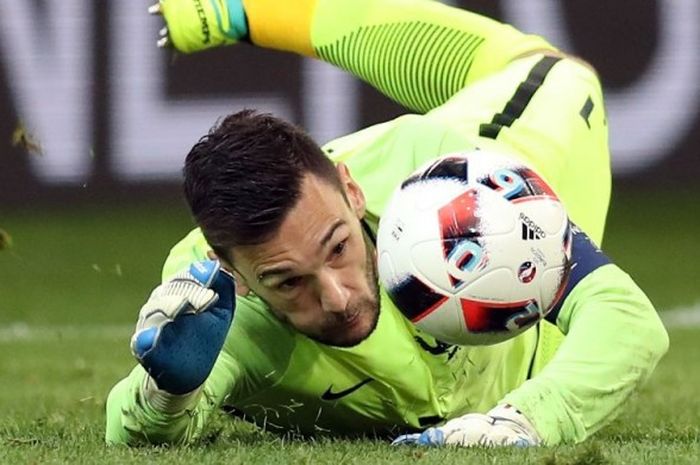 Kiper Prancis, Hugo Lloris, berjibaku menyelamatkan gawangnya pada laga  semifinal Piala Eropa 2016 kontra Jerman di Stade Velodrome, Marseille, Prancis, pada Jumat (8/7/2016) dini hari WIB.