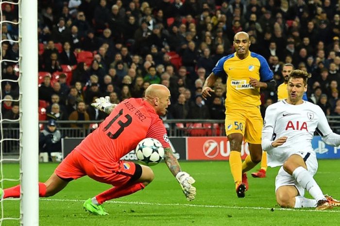 Striker Tottenham Hotspur, Fernando Llorente (kanan), mencetak gol dalam laga Grup H Liga Champions kontra APOEL FC di Stadion Wembley, London, Inggris, pada 6 Desember 2017.