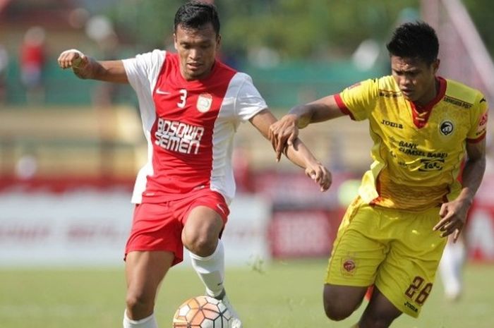 Penyerang PSM Makassar, Ferdinand Sinaga (kiri), saat dikawal oleh bek Sriwijaya FC, Fachruddin Wahyudi (kanan), dalam laga kedua tim di Stadion Andi Mattalatta, Makassar, Senin (17/10/2016).