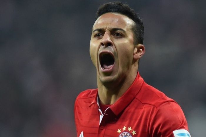 Thiago Alcantara merayakan gol Bayern Muenchen ke gawang Leipzig pada partai lanjutan Bundesliga di Allianz Arena, 21 Desember 2016.