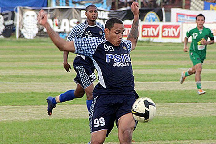 Pemain asal Belanda, Emile Linkers, saat membela PSIM Yogyakarta.