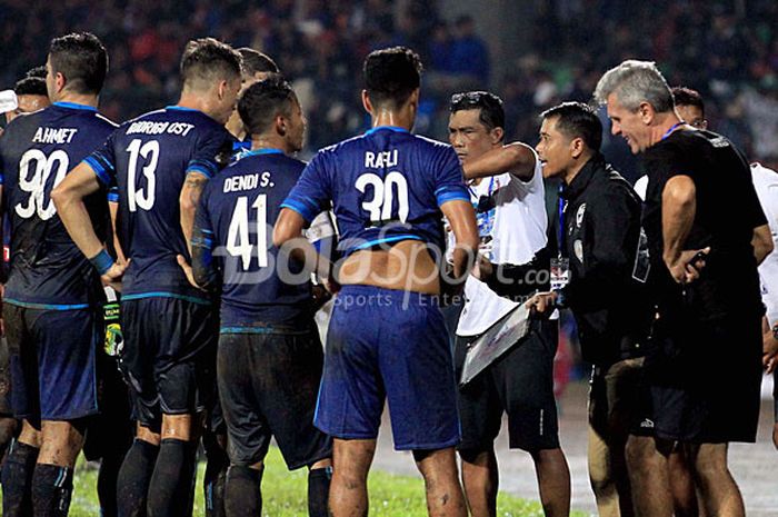 Pelatih Arema FC memberi arahan kepada pemainnya saat tampil melawan Persela Lamongan pada partai kedua Piala Presiden 2018 Grup E di Stadion Gajayana Malang, Jawa Timur, Sabtu (20/01/2018) malam.