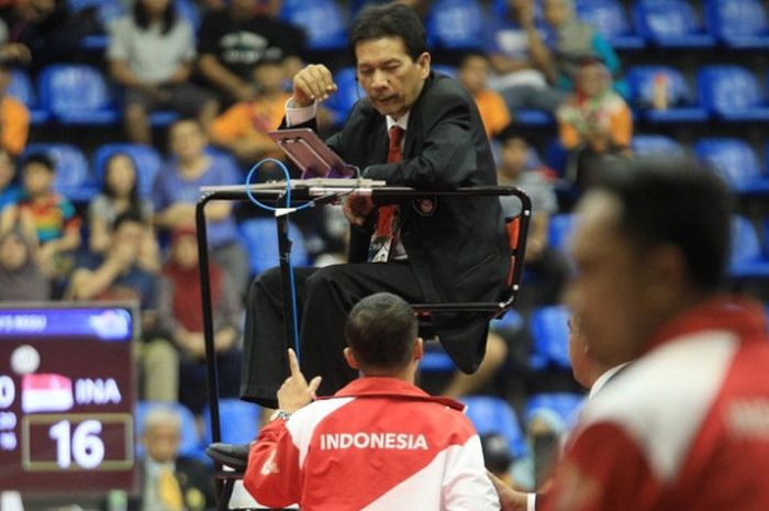 Wasit asal Singapura, Muhammad Radi, dinilai telah mengeluarkan keputusan kontroversial saat laga sepak takraw putri antara Malaysia dan Indonesia, di Kuala Lumpur, Minggu (20/8/2017).