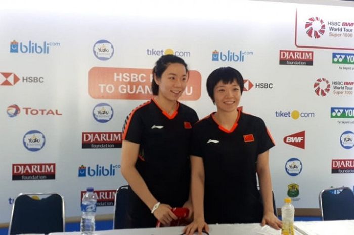 Pasangan ganda putri China, Chen Qingchen/Jia Yifan, berpose setelah memastikan memastikan diri ke babak perempat final Indonesia Open 2018 yang berlangsung di Istora Senayan, Jakarta, Kamis (5/7/2018).