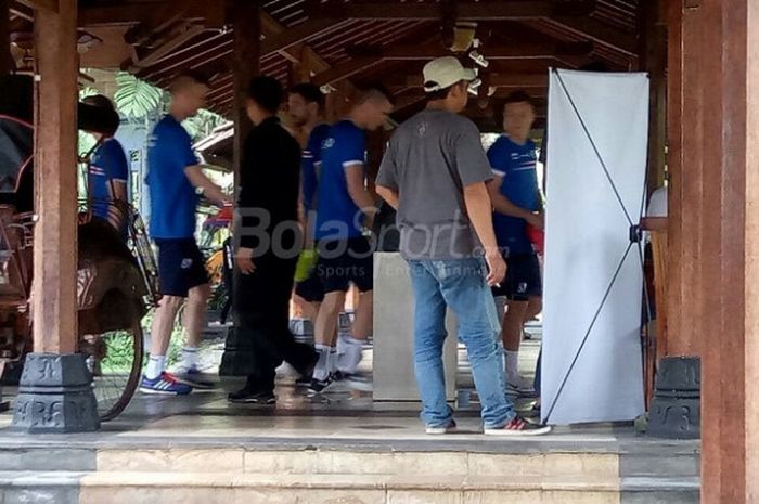 Para pemain timnas Islandia berkumpul untuk melakukan kegiatan pemotretan pada salah satu ruang hotel tempat mereka menginap di Yogyakarta, Senin (8/1/2018). 