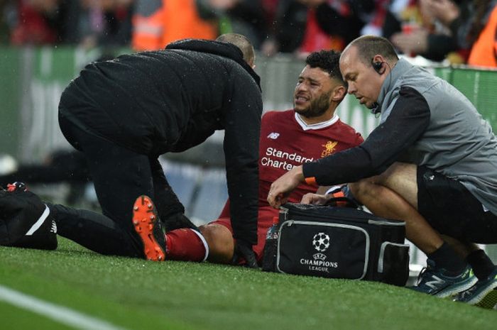 Pemain sayap Liverpool, Alex Oxlade-Chamberlain, mengalami cedera setelah menekel Aleksandar Kolarov pada laga leg pertama semifinal Liga Champions di Stadion Anfield, Selasa (24/4/2018) waktu setempat.